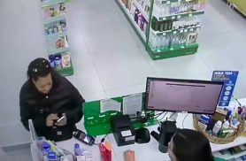 Câmera de monitoramento flagra suspeita usando cartão de idosa após roubo no Centro de Curitiba