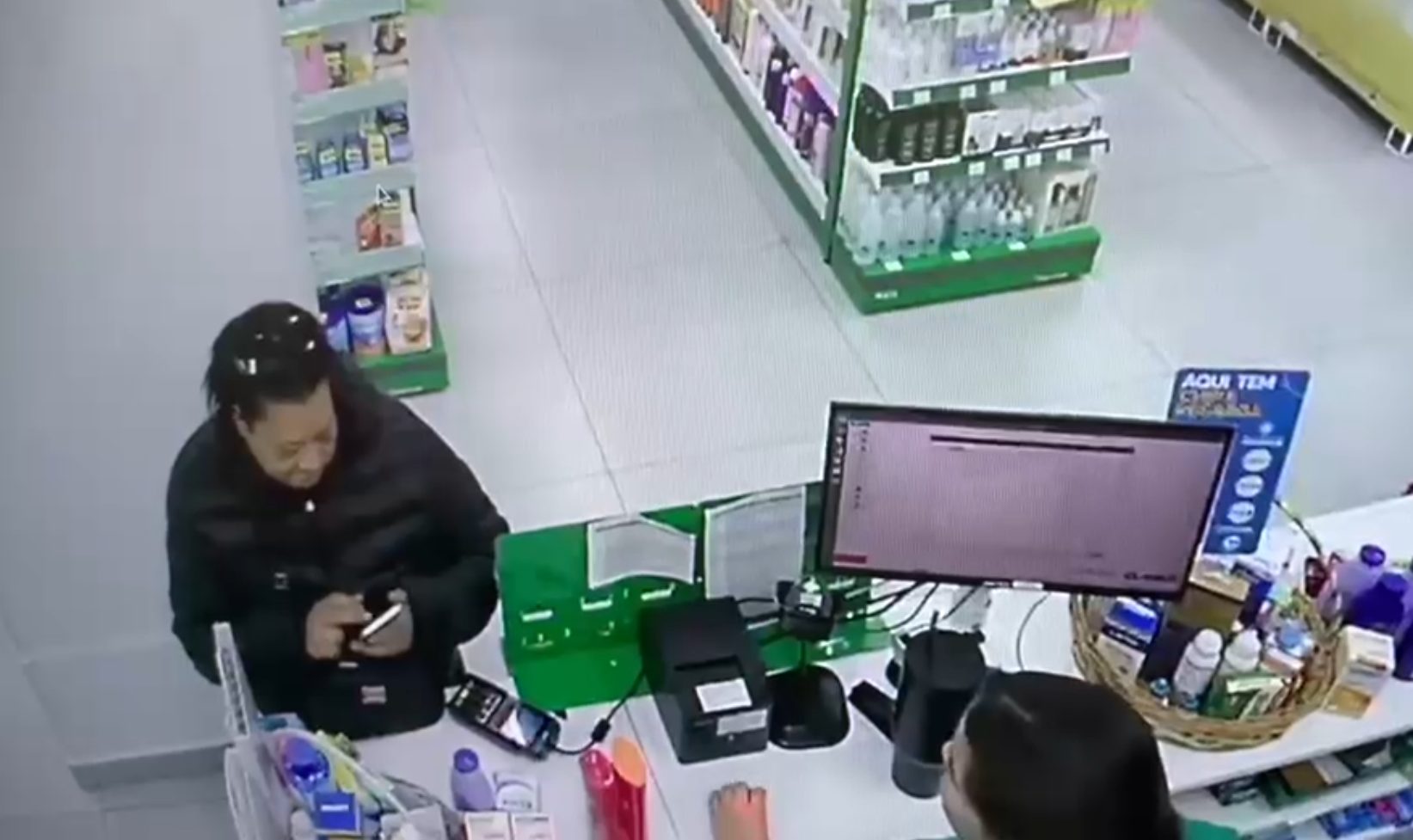 Câmera de monitoramento flagra suspeita usando cartão de idosa após roubo no Centro de Curitiba