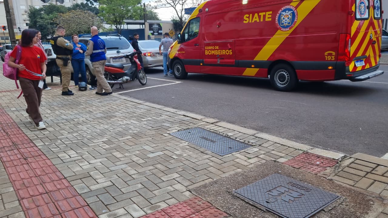 Acidente entre carro e moto deixa vítima no Centro de Cascavel