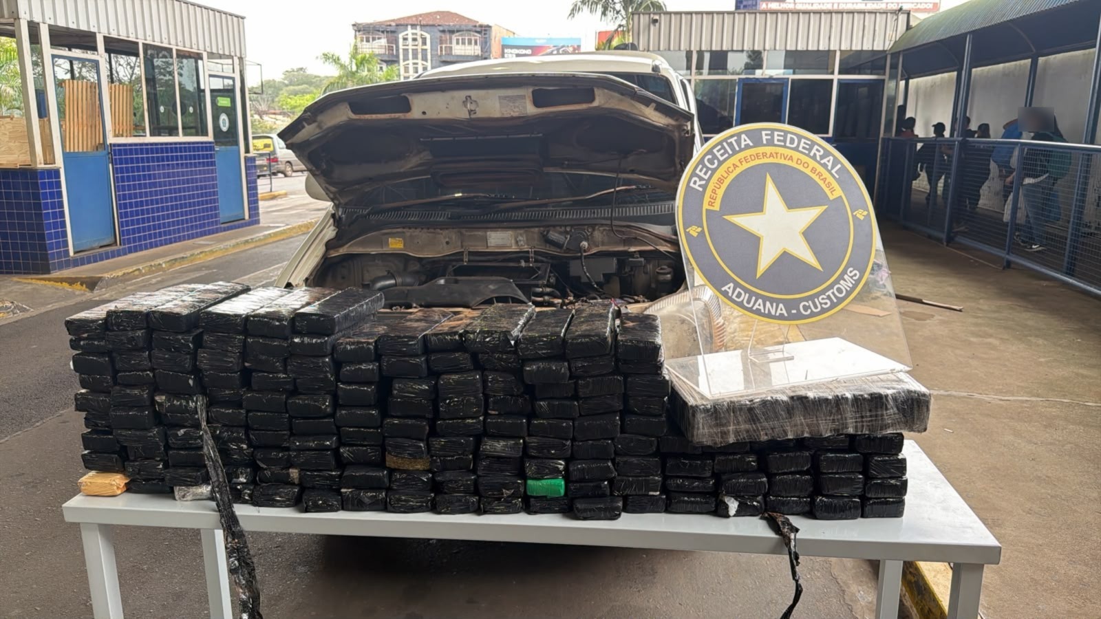 Receita Federal apreende cerca de 130 kg de maconha em van na Ponte da Amizade