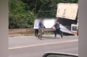 Tensão na BR-277: indígenas saqueiam carga após acidente e mantêm rodovia interditada
