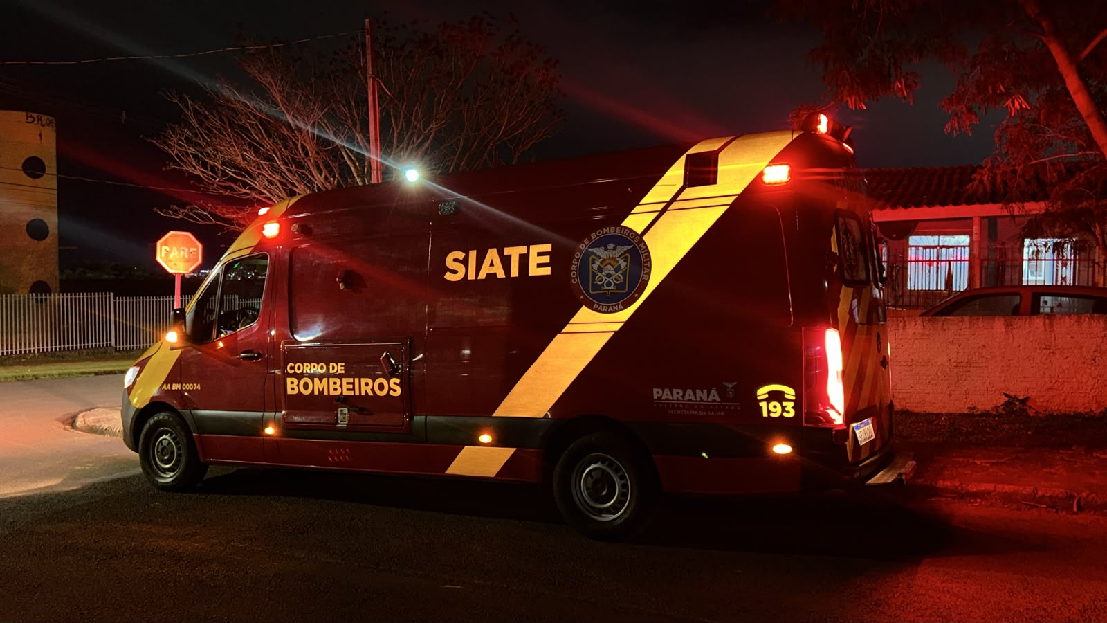 Mãe e filho ficam feridos após carro e moto baterem no Interlagos