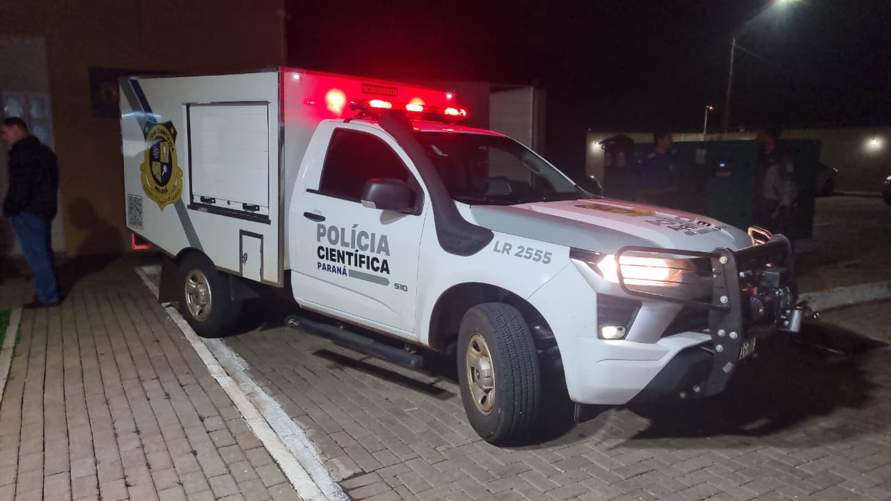 Corpo de motorista encontrado morto em cela da Polícia Civil é recolhido pelo Polícia Científica