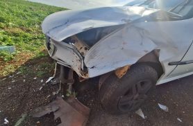 Carro perde o controle e bate em caminhão e Saveiro na PR-182, em Maripá