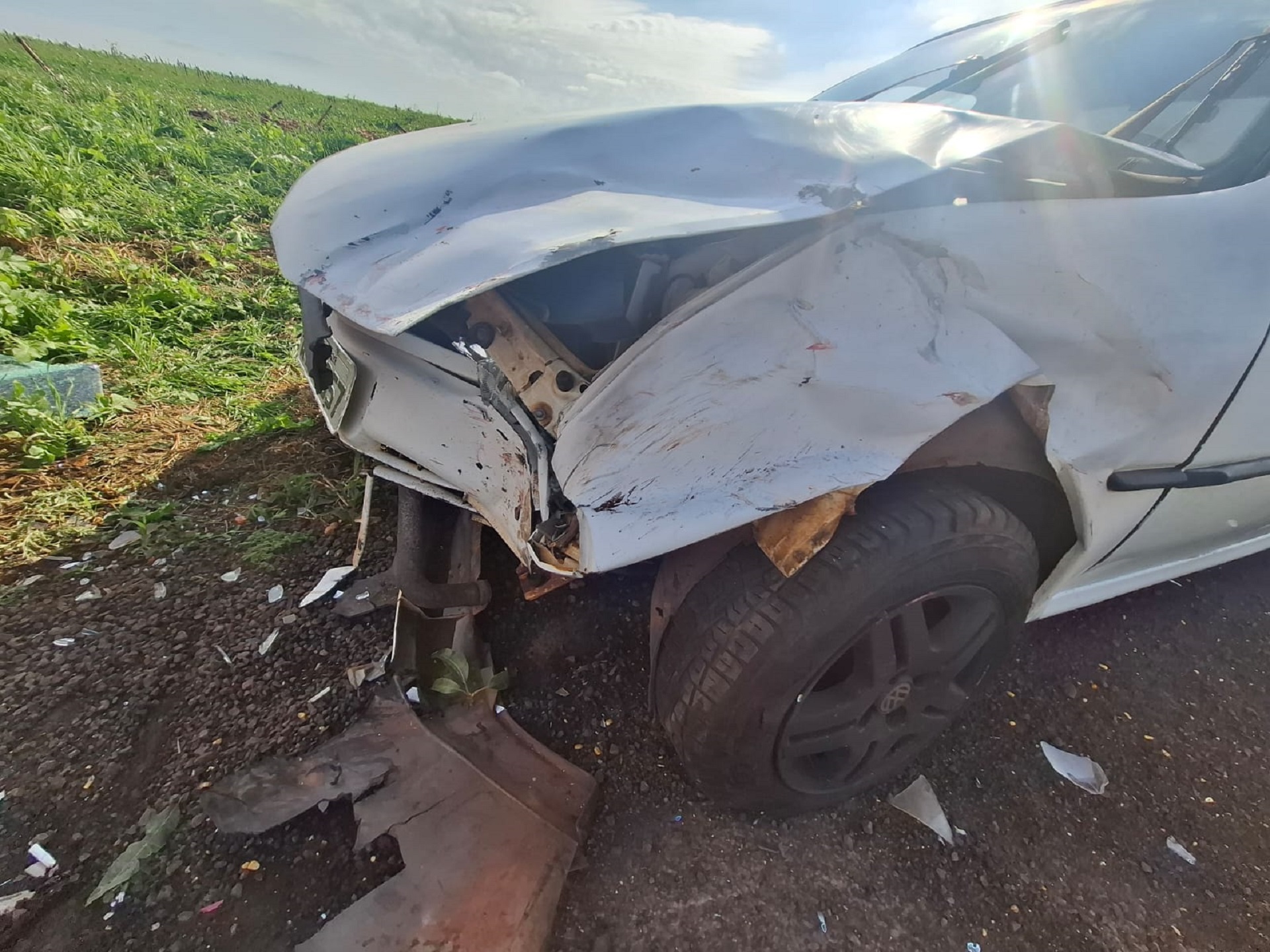 Imagem referente a Carro perde o controle e bate em caminhão e Saveiro na PR-182, em Maripá
