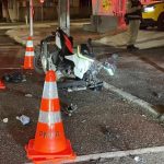 Jovem motociclista atinge a lateral de carro e fica ferido na cabeça em grave acidente Imagem relativa a Jovem motociclista atinge a lateral de carro e fica ferido na cabeça em grave acidente