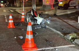 Jovem motociclista atinge a lateral de carro e fica ferido na cabeça em grave acidente