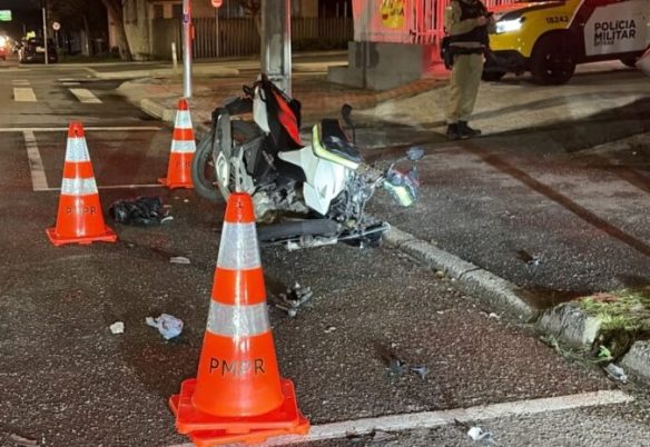 Jovem motociclista atinge a lateral de carro e fica ferido na cabeça em grave acidente
