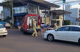 Motociclista sofre acidente a poucos metros do trabalho e é socorrido pelo Siate