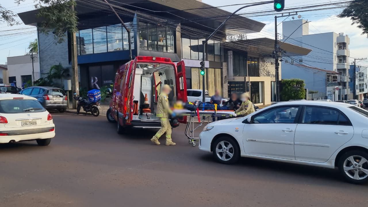 Motociclista sofre acidente a poucos metros do trabalho e é socorrido pelo Siate
