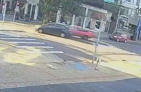 Vídeo mostra batida entre carros na 'mão inglesa', no Centro de Cascavel Vídeo mostra batida entre carros na 'mão inglesa', no Centro de Cascavel