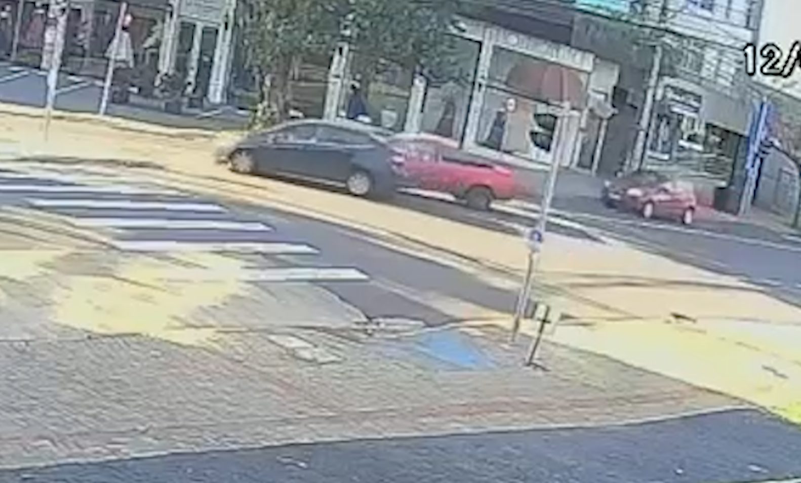 Vídeo mostra batida entre carros na ‘mão inglesa’, no Centro de Cascavel
