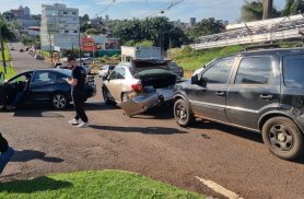Acidente envolvendo três carros deixa Avenida Brasil parcialmente interditada em Cascavel Acidente envolvendo três carros deixa Avenida Brasil parcialmente interditada em Cascavel