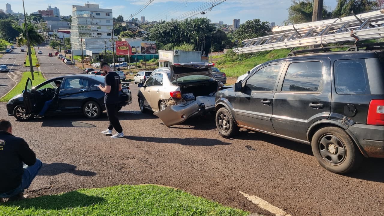 Acidente envolvendo três carros deixa Avenida Brasil parcialmente interditada em Cascavel