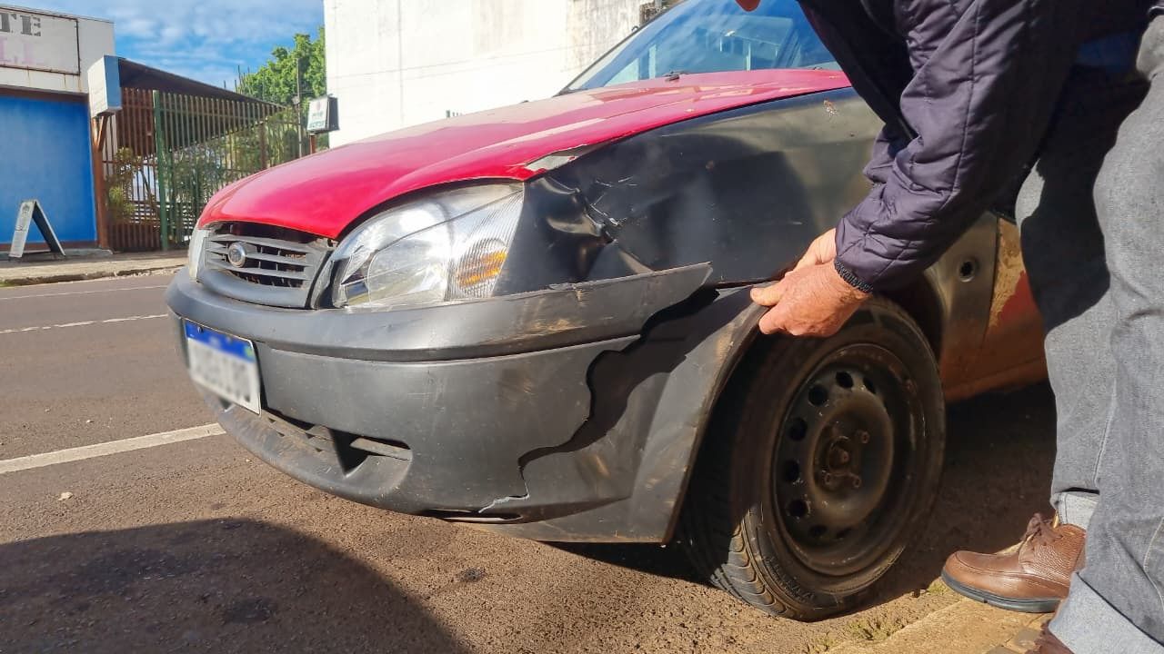 Carros se envolvem em batida no cruzamento das Ruas Erechim e Barão do Cerro Azul
