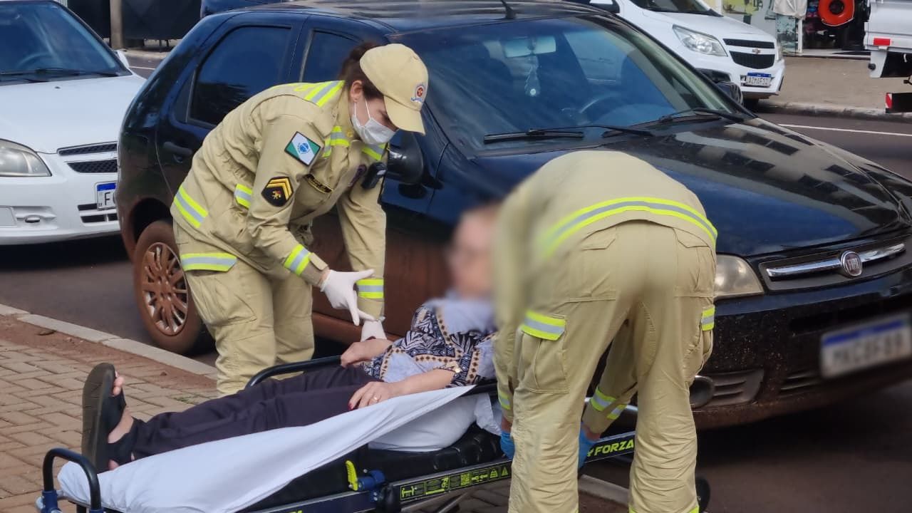 Mulher é socorrida pelo Siate na Rua Juscelino Kubitscheck