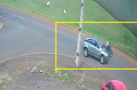 Câmera flagra batida entre carro e moto na marginal da PRc-467 em Cascavel Câmera flagra batida entre carro e moto na marginal da PRc-467 em Cascavel