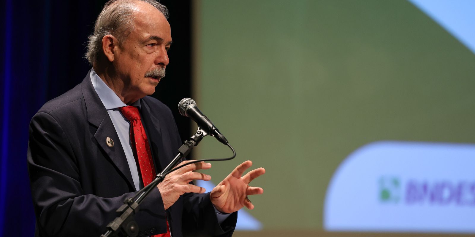 BNDES tem lucro recorde de R$ 9,2 bi no primeiro semestre Imagem referente a BNDES tem lucro recorde de R$ 9,2 bi no primeiro semestre