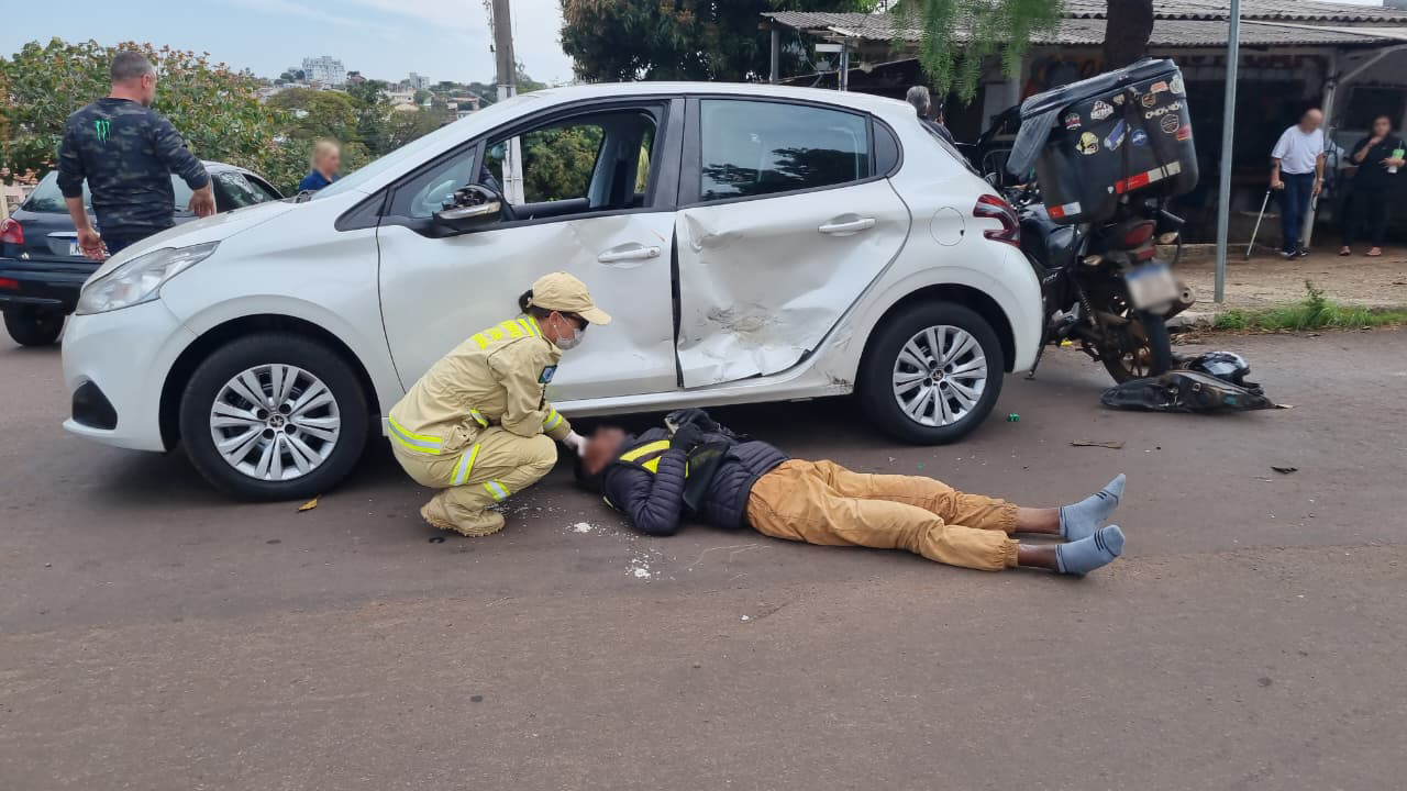 Motociclista fica ferido após forte acidente entre moto e Peugeots no bairro Neva, em Cascavel