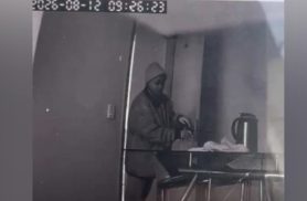 Vídeo mostra suspeita entrando em apartamento durante furto de joias
