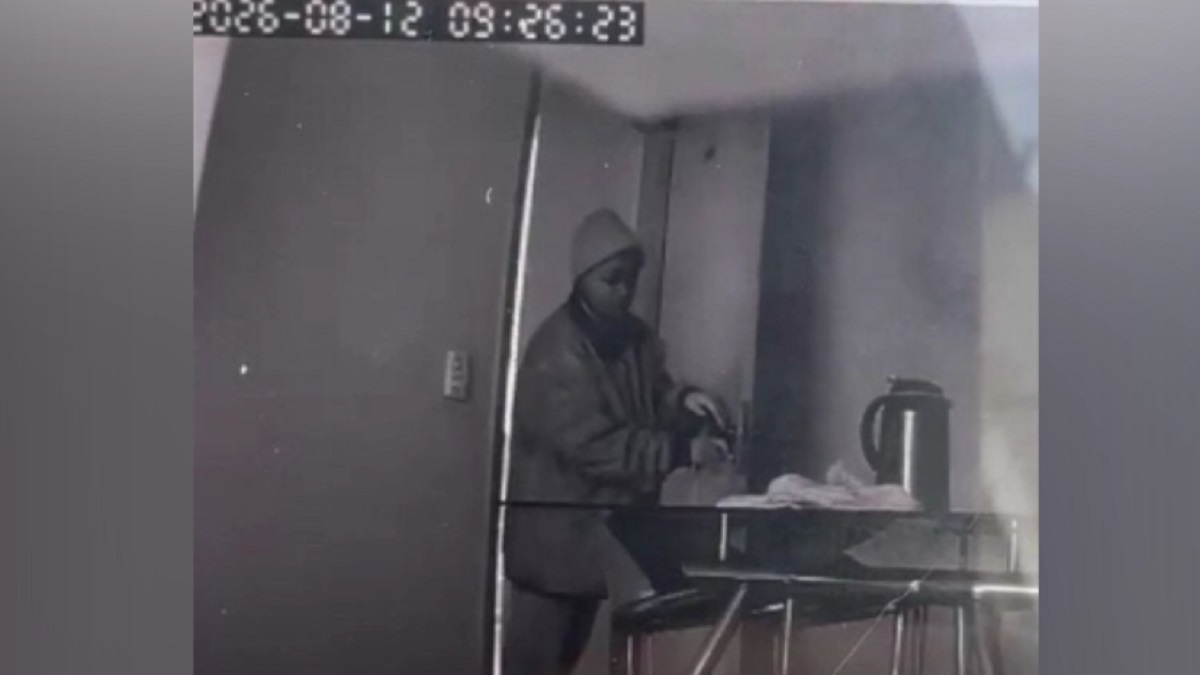 Vídeo mostra suspeita entrando em apartamento durante furto de joias