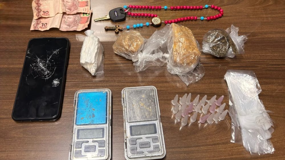 PCPR e PMPR prendem três pessoas por tráfico de drogas em Santo Antônio da Platina Imagem referente a PCPR e PMPR prendem três pessoas por tráfico de drogas em Santo Antônio da Platina