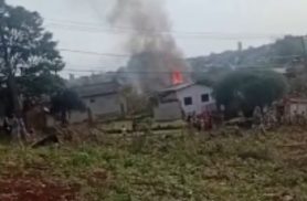 Susto no Cascavel Velho: vizinhos gravam fogo em residência e chegada dos Bombeiros
