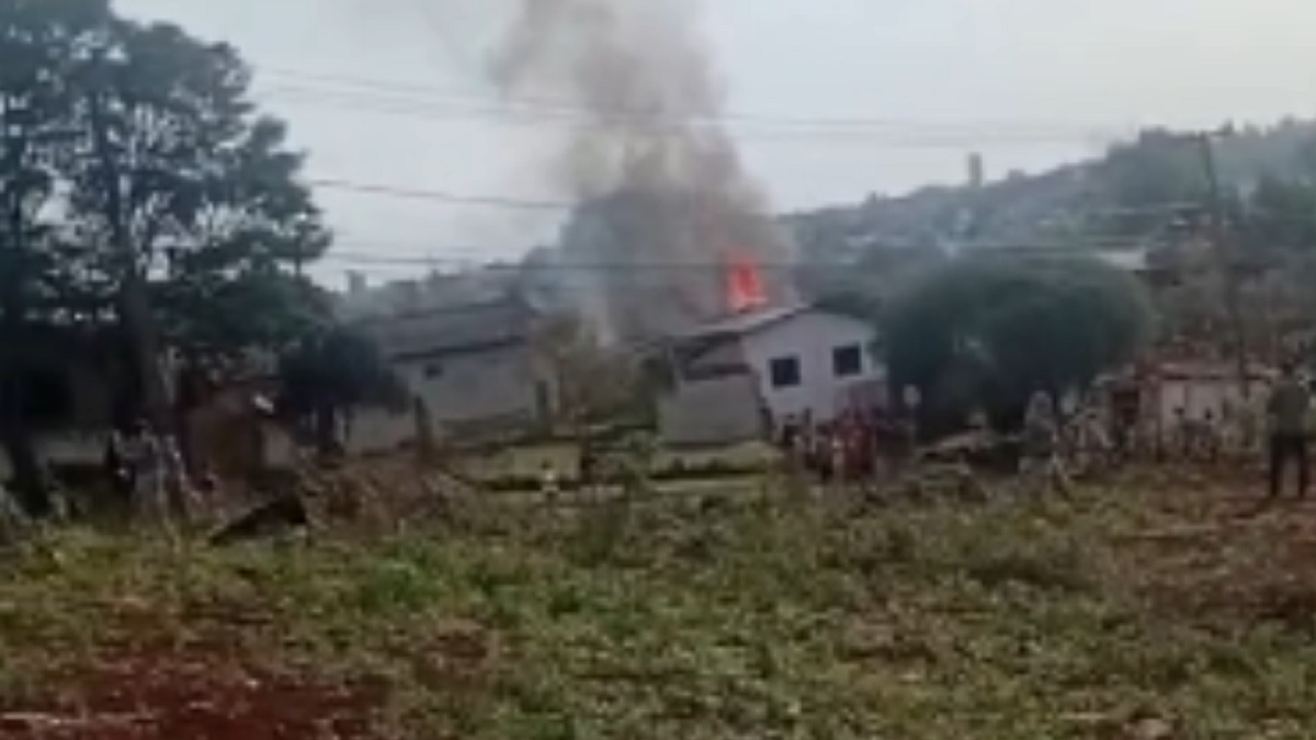 Susto no Cascavel Velho: vizinhos gravam fogo em residência e chegada dos Bombeiros