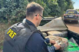 PRF intercepta caminhonete clonada com 554 kg de drogas em Terra Boa
