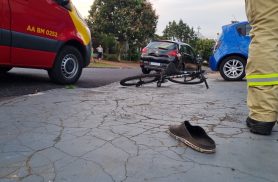 Adolescente fica ferido após batida entre carro e bicicleta no Santa Cruz