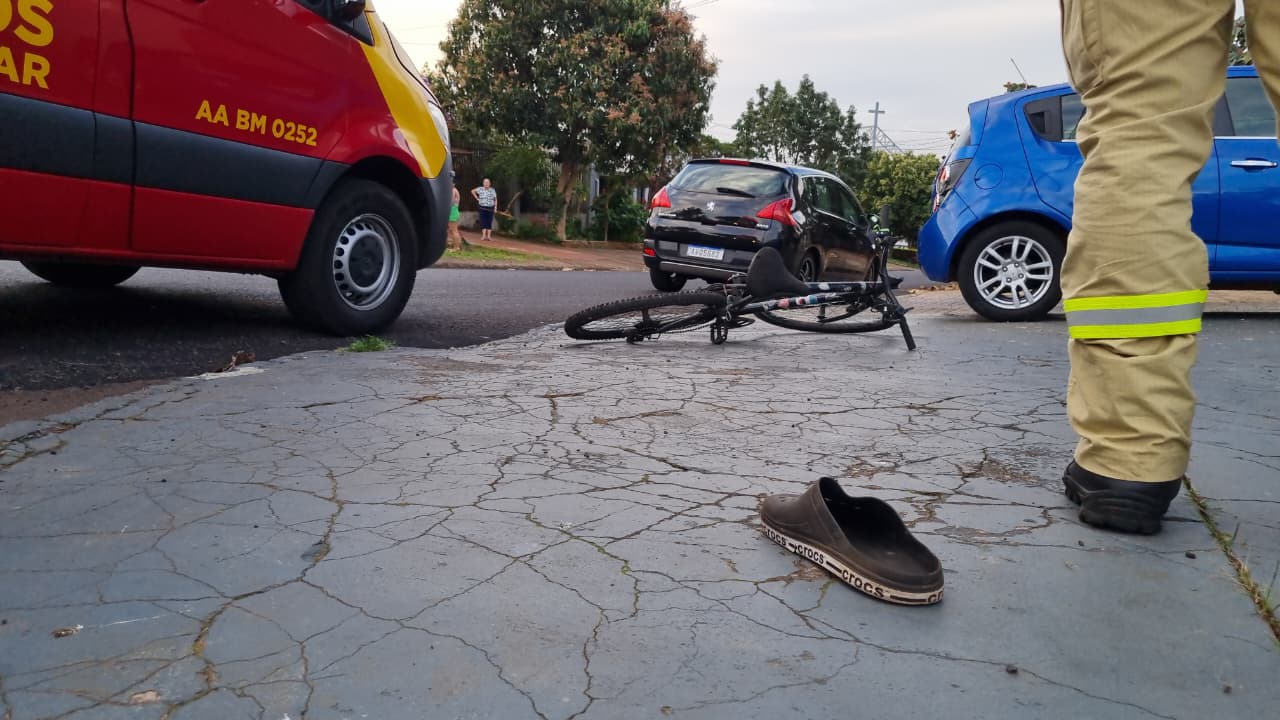Adolescente de 14 anos fica ferido após colisão entre carro e bicicleta no Santa Cruz