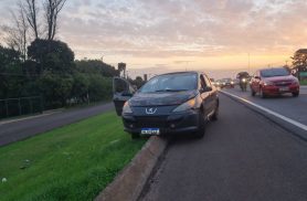 Carro sobe em mureta da BR-277 após motorista perder o controle da direção