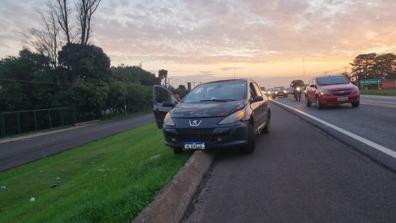 Carro sobe em mureta da BR-277 após motorista perder o controle da direção