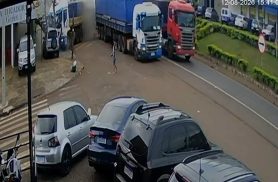 Câmera registra grave acidente envolvendo quatro carretas e dois carros na BR-163