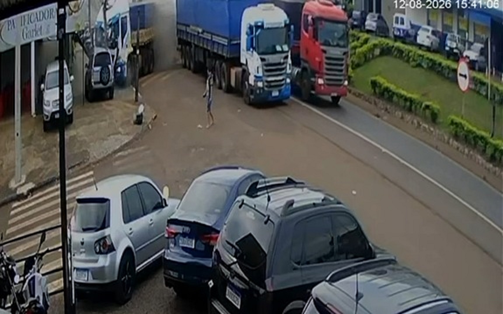 Câmera registra grave acidente envolvendo quatro carretas e dois carros na BR-163