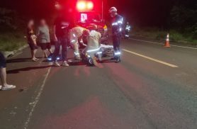 Motorista foge após bater em motocicleta e deixar dois feridos no Periolo