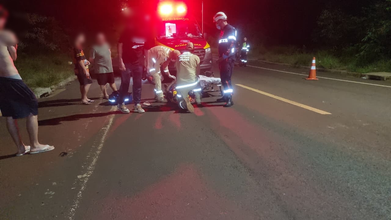 Motorista foge após bater em motocicleta e deixar dois feridos no Periolo
