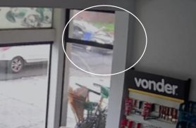Câmera registra batida entre Peugeot e bicicleta em Cascavel