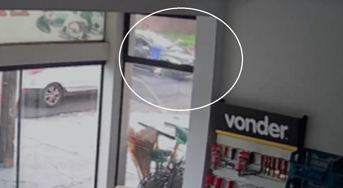Câmera registra batida entre Peugeot e bicicleta em Cascavel