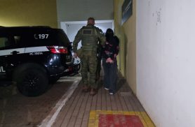 Mulher é flagrada com 3,5 kg de haxixe presos às pernas no Oeste do Paraná