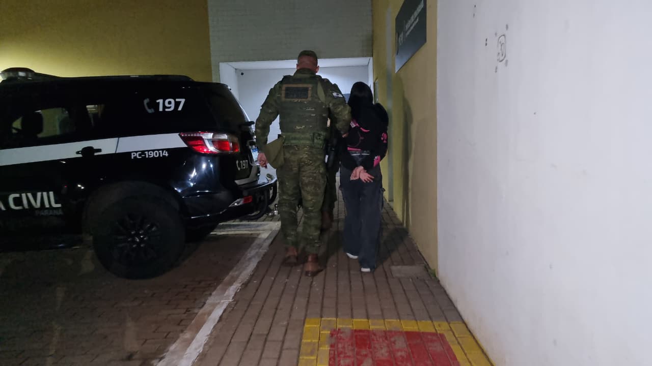 Mulher é flagrada com 3,5 kg de haxixe presos às pernas no Oeste do Paraná