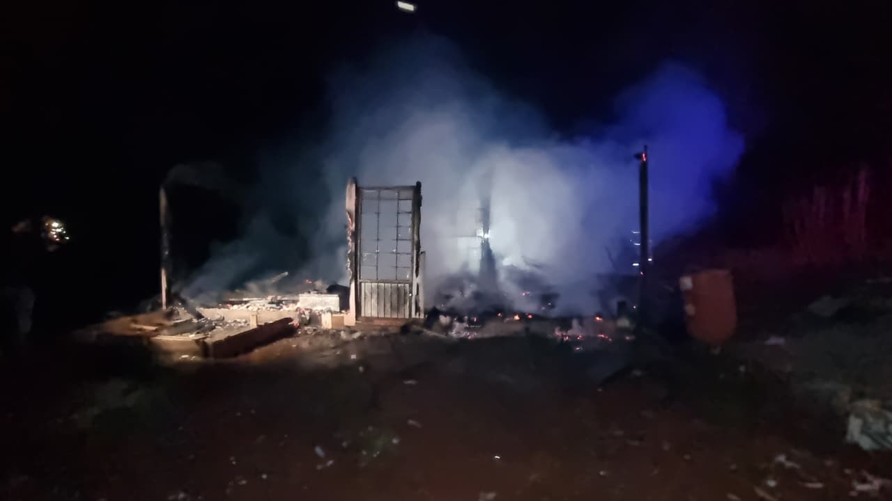 Incêndio destrói completamente casa de madeira no distrito de São Salvador, em Cascavel