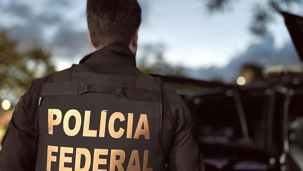 Polícia Federal faz operação contra lavagem de dinheiro de bets Imagem referente a Polícia Federal faz operação contra lavagem de dinheiro de bets