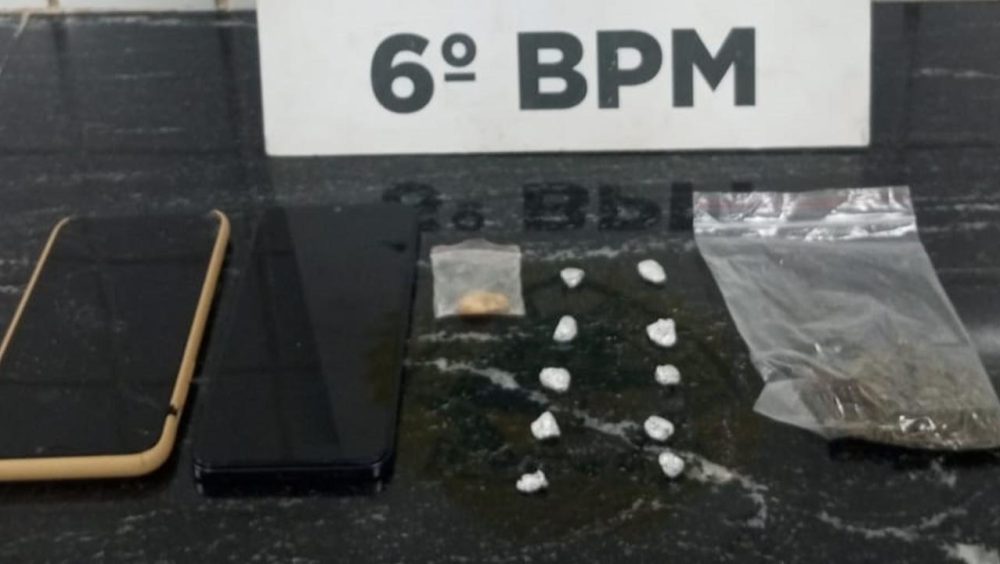 PM encontra 11 pedras de crack escondidas em muro e prende casal no Cascavel Velho Imagem referente a PM encontra 11 pedras de crack escondidas em muro e prende casal no Cascavel Velho