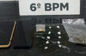PM encontra 11 pedras de crack escondidas em muro e prende casal no Cascavel Velho