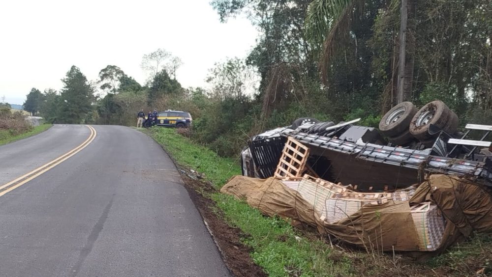 Caminhão carregado com piso laminado tomba na BR-153 em Mallet Imagem referente a Caminhão carregado com piso laminado tomba na BR-153 em Mallet