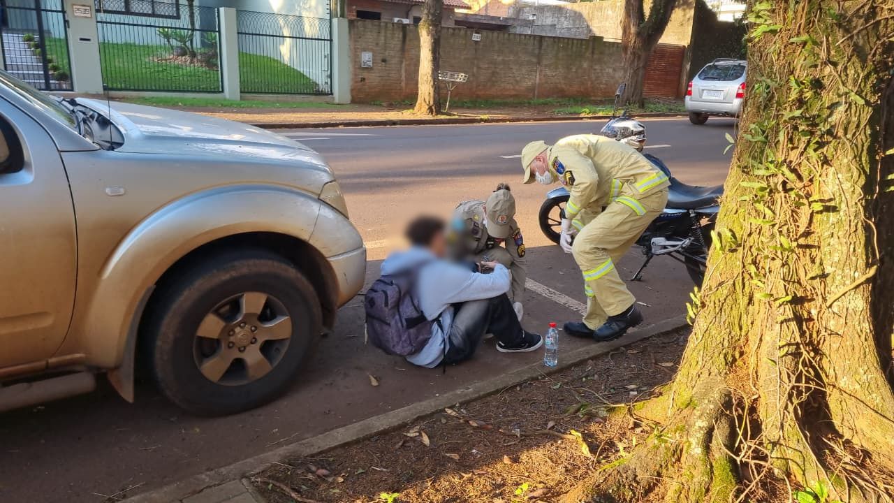 Motociclista fica ferido após colisão com carro na Rua Antonina