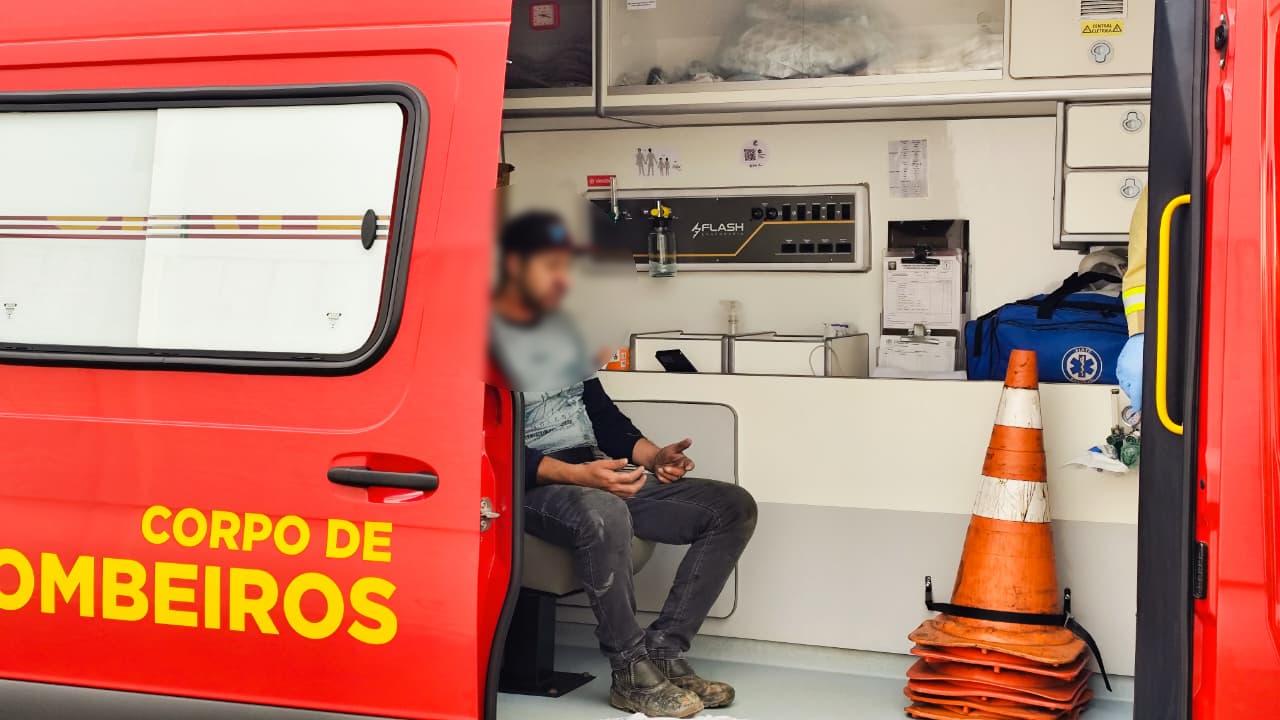 Homem sofre queda de altura em empresa no Brasmadeira