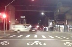 Imagens mostram carro furando sinal vermelho e provocando grave batida no Centro de Cascavel