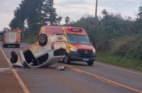 Capotamento deixa faixa bloqueada na PR-486 em Cascavel